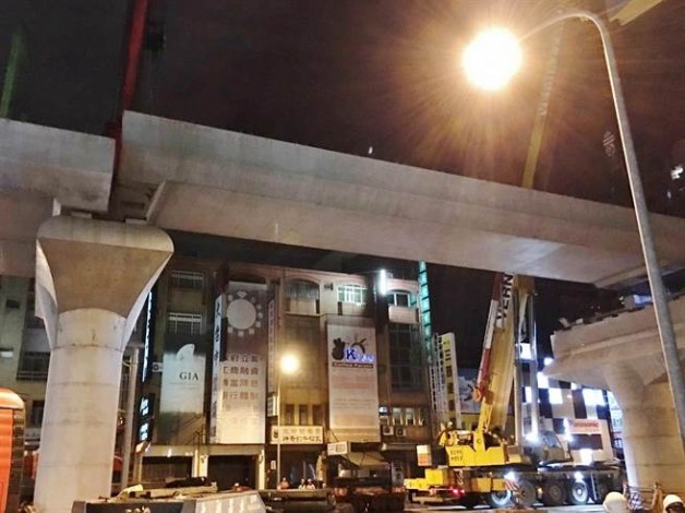 ▲ 捷運綠線最後吊梁作業，全線高架橋工程串連完畢。(圖片來源／網路)