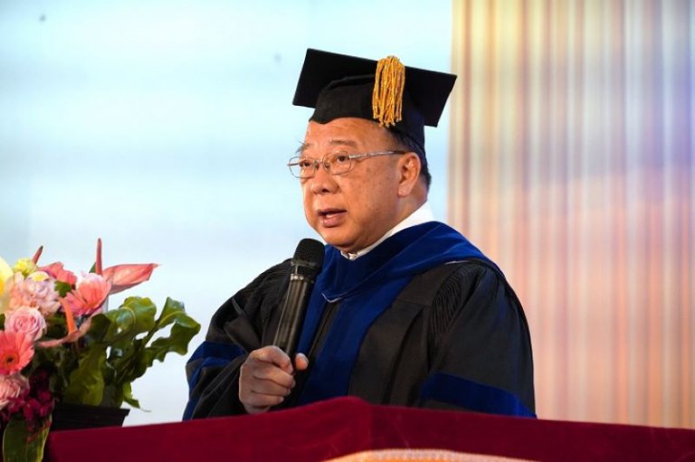 中華大學畢典　校長以AI巨擘勉勵畢業生「成就更好的自己」！