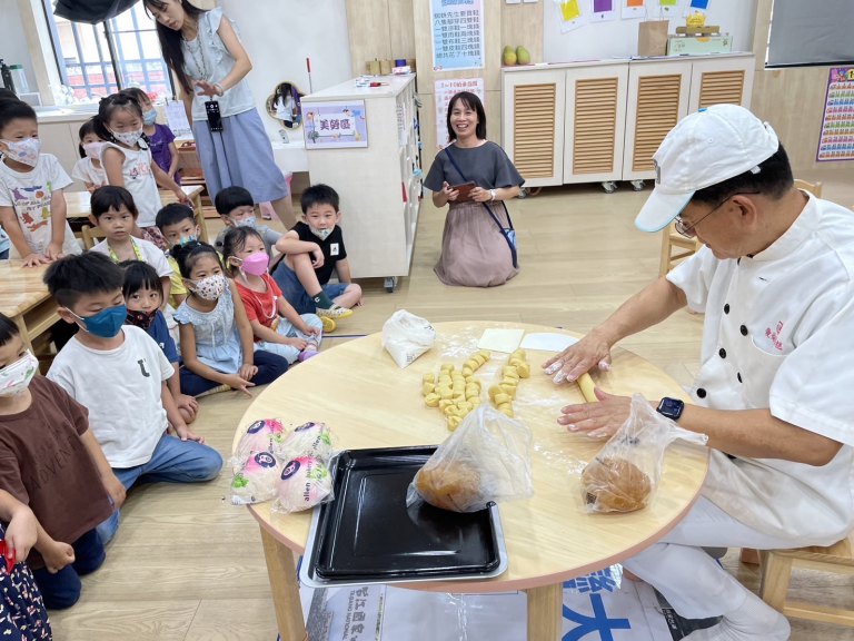 特優的火焰蟲客語非營利幼兒園　手作鳳梨酥敬拜伯公